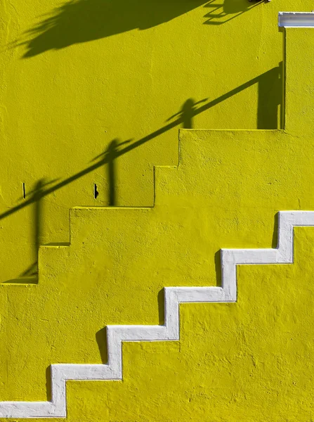 Een Verticaal Schot Van Een Trap Een Gele Muur — Stockfoto