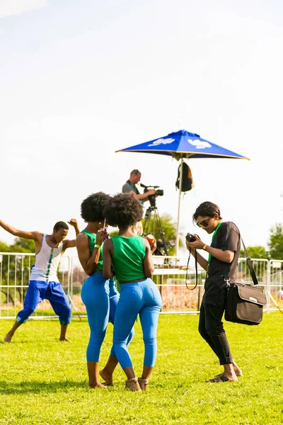 Johannesburg Daki Açık Hava Müzik Festivalinde Eğlenen Neşeli Gençlerin Dikey — Stok fotoğraf