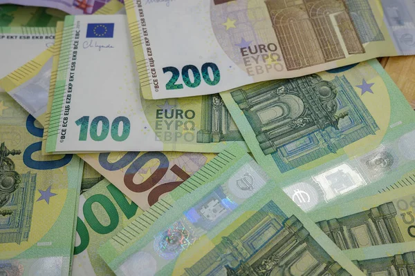 Närbild Hög Med 200 Och 100 Eurosedlar — Stockfoto