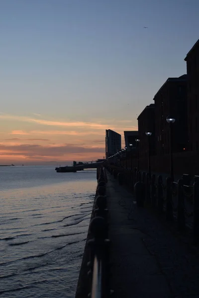 Colpo Verticale Del Royal Albert Dock Liverpool Contro Cielo Nuvoloso — Foto Stock