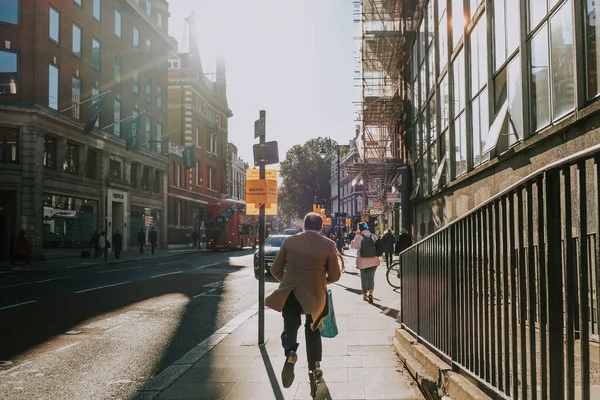 Folket London Njuter Vackert Soligt Väder Utanför Medan Tar Promenad — Stockfoto