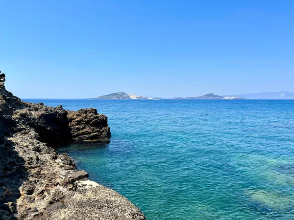 Blick Auf Eine Felsige Blaue Meeresküste — Stockfoto