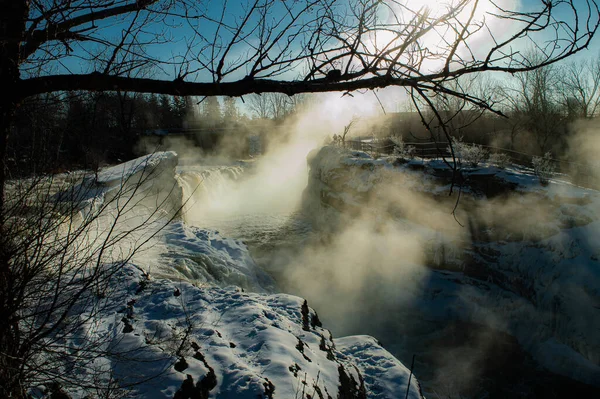 Une Belle Vue Rivière Milieu Forêt Entourée Neige Fondante — Photo