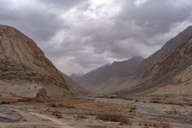 Çöl manzaralı kayalık dağlar gün ışığında