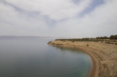 Bulutlu bir günde güzel bir denizin hava görüntüsü.