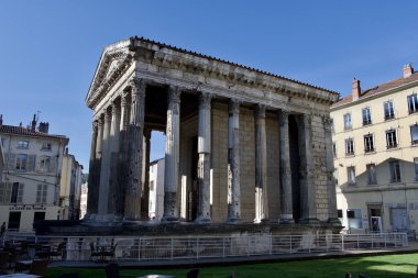 Sabah güneşinde Augustus ve Livia Tapınağı. Bu, 1. yüzyılın başında Fransa 'nın Vienne şehrinde inşa edilmiş bir Roma tapınağı.