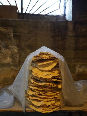 Yeni pişmiş Ermeni lavabosunun dikey çekimi.