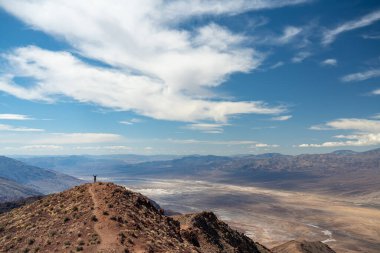 Ölüm Vadisi, Doğu Kaliforniya, Mojave Çölü, Büyük Havza Çölü 'ne karşı dağ zirvesi. ABD.