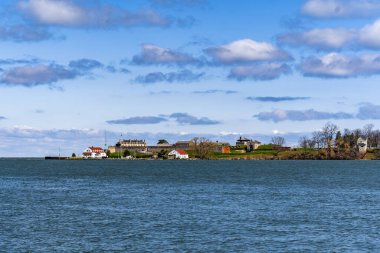 Mavi gökyüzünün altında güzel bir deniz manzarası