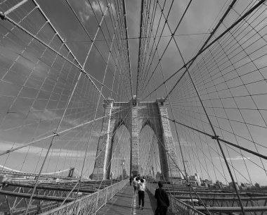 New York, Manhattan 'daki Brooklyn Köprüsü' nün bulutlu arkaplan görüntüsü.