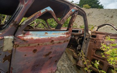 Bannockburn Köprüsü 'nde terk edilmiş bir araba, miras izleri.