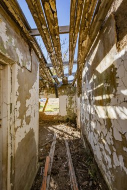 Kirli duvarları çatlak, terk edilmiş eski bir binanın içeriden görünüşü.
