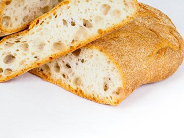 Buğday ekmeğini beyaz arka planda kapat