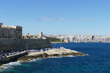 Deniz kıyısında bir kasaba görüntüsü.