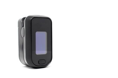 Beyaz arka planda izole edilmiş oksijenin ölçümü için siyah titreşimli oksimetrenin yakın çekimi