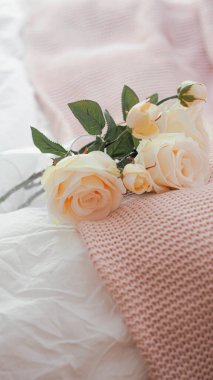 Yatağında güzel çiçekler olan küçük cam bir vazonun yakın çekimi.