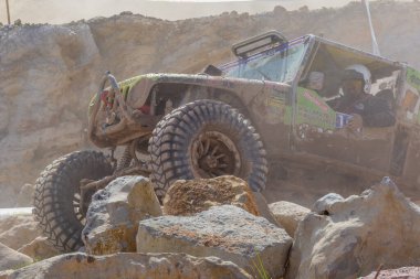 Portekiz Ulusal Arazi Şampiyonası 2017 'de çamurla kaplı bir off-road yarış arabası.