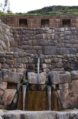 Tambomachay 'ın Cusco, Peru' daki tatlı kaynak suyuyla dikey çekimi.