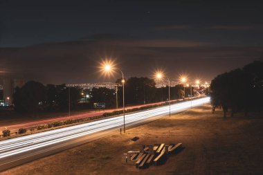 Gece vakti boş bir yolun güzel bir görüntüsü.