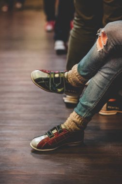Bowling ayakkabısı giymiş bir kadının ayakları