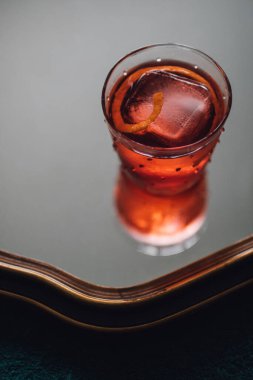 Parlak kırmızı Negroni kokteyli, cin, Campari, aynada vermut içkisi