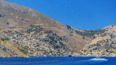 Yunanca dağ manzaralı güzel bir Symi Adası manzarası