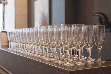 Şampanya servisi sırasında duran zarif kadehler.