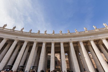 Bernini 'nin sütunlarının ve heykellerinin düşük açılı bir görüntüsü.