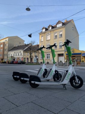 Güneşli bir bahar gününde Linz 'de yol kenarına parkedilmiş dikey elektroskoplar.
