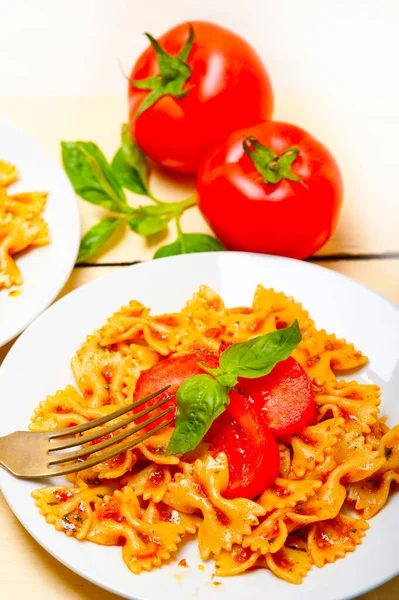 Italian Pasta Farfalle Butterfly Bow Tie Tomato Basil Sauce White — Stock Photo, Image