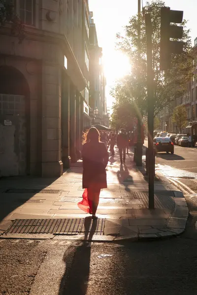 Eine Vertikale Aufnahme Von Menschen Die Einem Sonnigen Tag Durch — Stockfoto