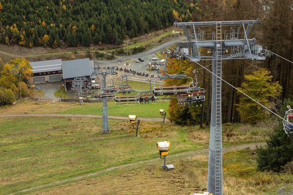 Líderes Torcida Altas Uma Colina Verde Uma Bela Vista — Fotografia de Stock