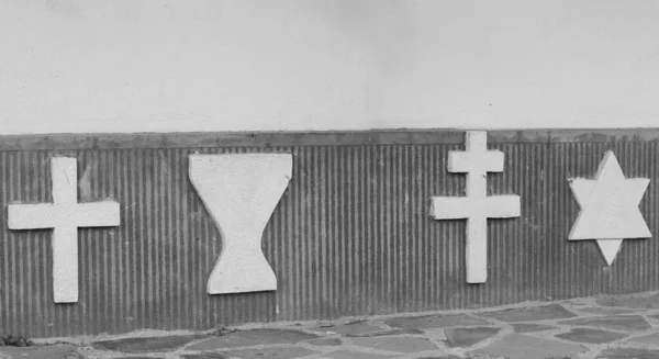 Διακριτικά Αρκετών Θρησκευτικών Λατρειών Έναν Παλιό Τοίχο — Φωτογραφία Αρχείου