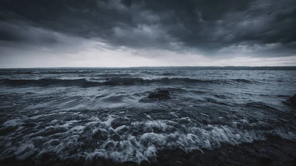 Long Exposure Shot Gray Foam Waves Dramatic Dark Gray Sky — Stock Photo, Image