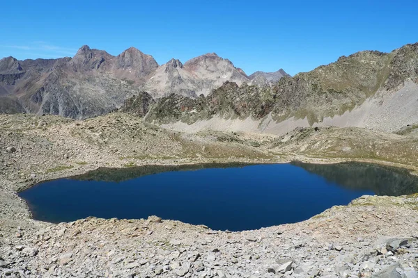 Naturskøn Udsigt Omgivet Grønne Områder Mod Klippefyldte Pyrenæerne - Stock-foto