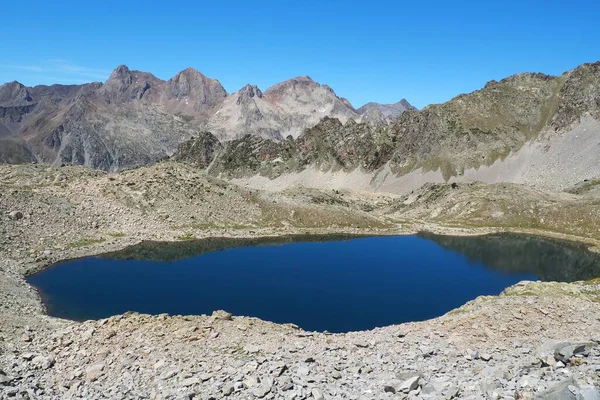 Uma Vista Panorâmica Lago Cercado Por Vegetação Contra Montanhas Rochosas — Fotografia de Stock