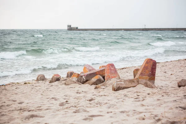 Kumlu Bir Sahil Taş Iskelenin Yakınındaki Beton Tetrapod Dalgaları — Stok fotoğraf