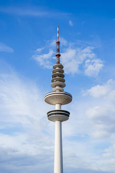 Der Fernsehturm Von Hamburg Einem Sonnigen Sommertag Vor Blauem Himmel — Stockfoto