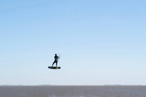 Osoba Provádějící Kitesurfing Trik — Stock fotografie