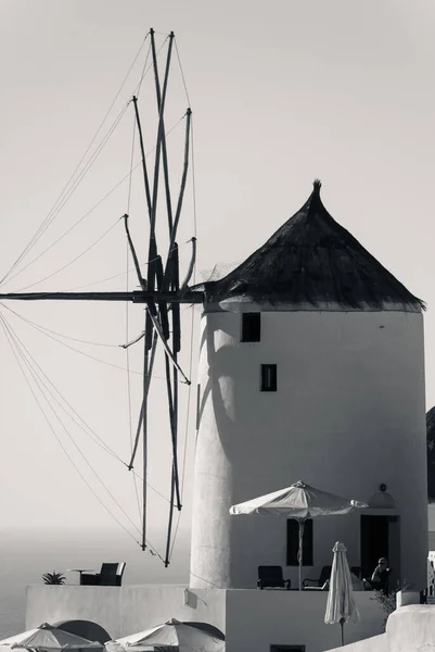 ギリシャのサントリーニ島オアで風車のグレースケールショット — ストック写真
