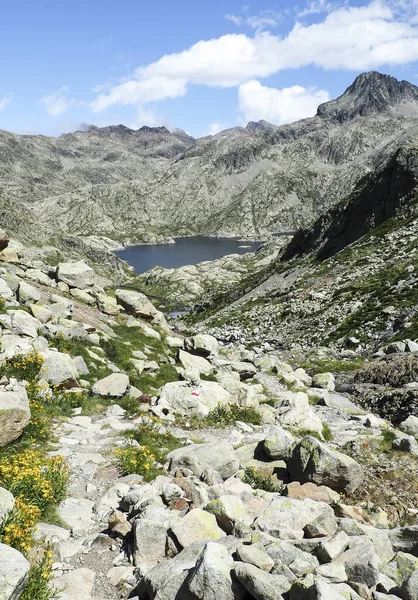 Vertikální Záběr Jezero Pyrenejské Stezky Haute Route Vysoké Úrovni Pro — Stock fotografie