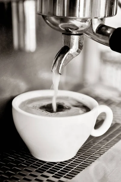 Eine Kaffeemaschine Gießt Kaffee Eine Weiße Tasse — Stockfoto