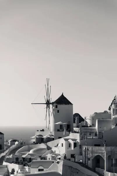 Gråskalig Bild Väderkvarn Oia Santorini Grekland — Stockfoto