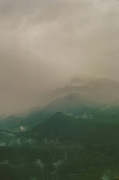 Eine Vertikale Landschaft Mit Felsigen Bergen Die Von Nebel Bedeckt — Stockfoto