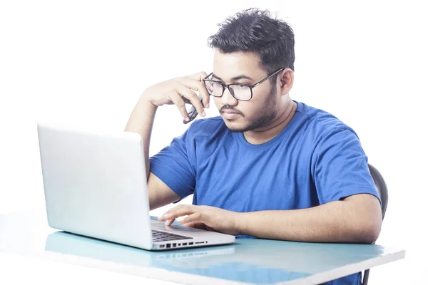 Junger Mann Benutzt Laptop Und Telefoniert Mit Handy — Stockfoto