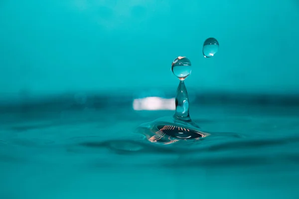 Foto Van Een Waterdruppel Met Blauwe Achtergrond — Stockfoto