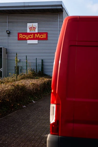 Uma Carrinha Postal Trânsito Vermelho Estacionada Perto Royal Mail Plymouth — Fotografia de Stock