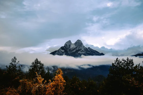 Piękne Ujęcie Górskiego Szczytu Otoczonego Chmurami — Zdjęcie stockowe