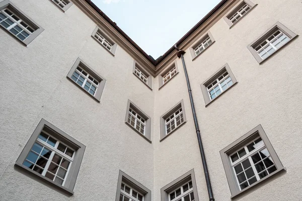 Alacsony Szögű Felvétel Egy Fehér Épület Homlokzatáról Saint Gallenben — Stock Fotó