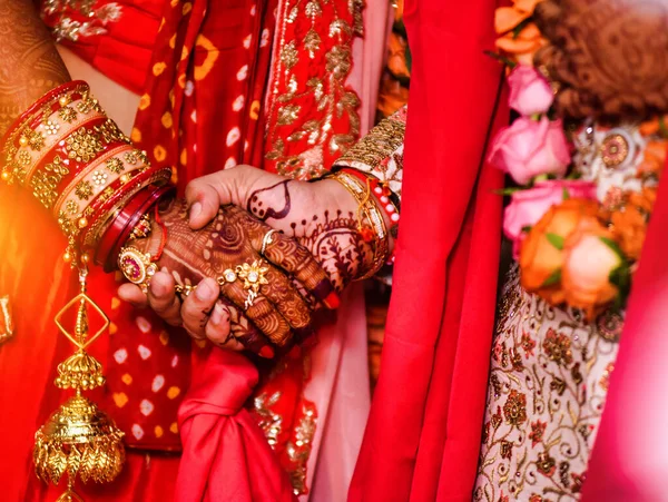 Eine Nahaufnahme Von Händen Mit Henna Tätowierungen Während Einer Traditionellen — Stockfoto